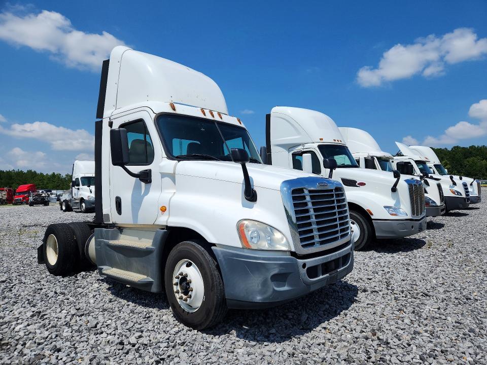2015 Freightliner All other VIN 1FUBGEDV5FLGH4778 COPART salvage auction — NORMAL WEAR, ME - CERTIFICATE OF TITLE, sold $5,000 on 2026-08-11 (photo 4)