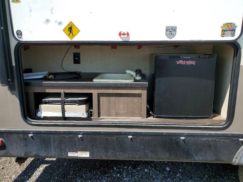 2017 Fore - forest river Surveyor VIN 4X4TSVA24H2475505 COPART salvage auction — NORMAL WEAR, BS, sold $6,100 on 2026-07-28 (photo 8)