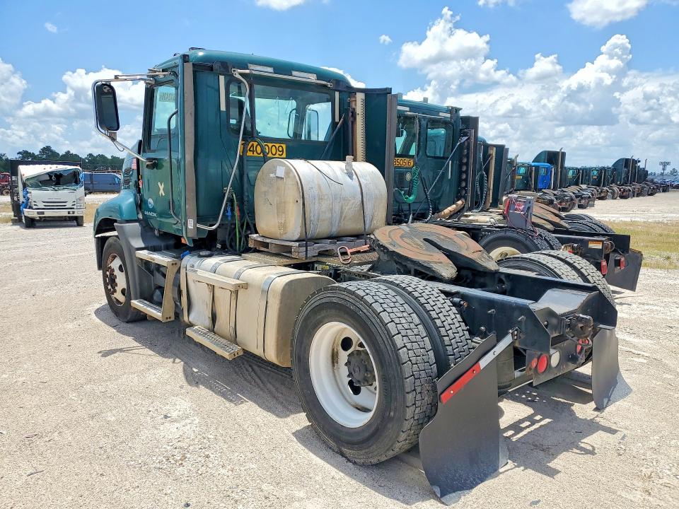 2015 Mack All other VIN 1M1AW01X2FM006933 COPART salvage auction — MINOR DENT/SCRATCHES, IN - CERTIFICATE OF TITLE, sold $2,900 on 2026-07-31 (photo 2)