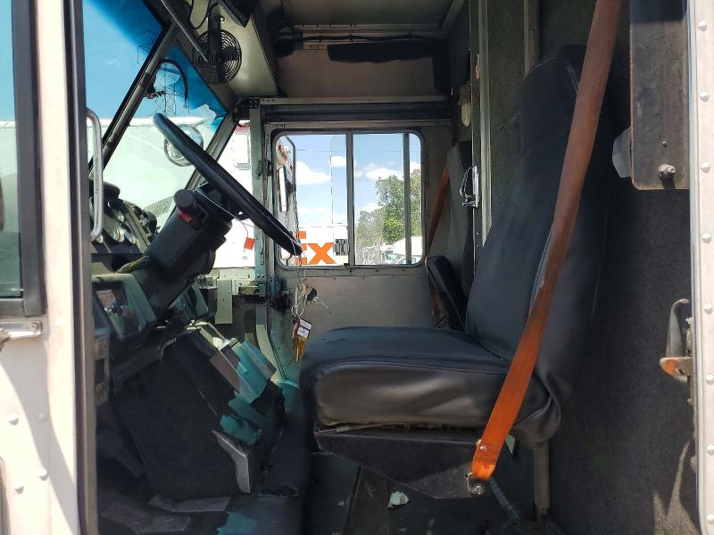 2001 Freightliner All other VIN 4UZAANBW41CH52900 COPART salvage auction — MECHANICAL, CT, sold $175 on 2026-08-13 (photo 7)