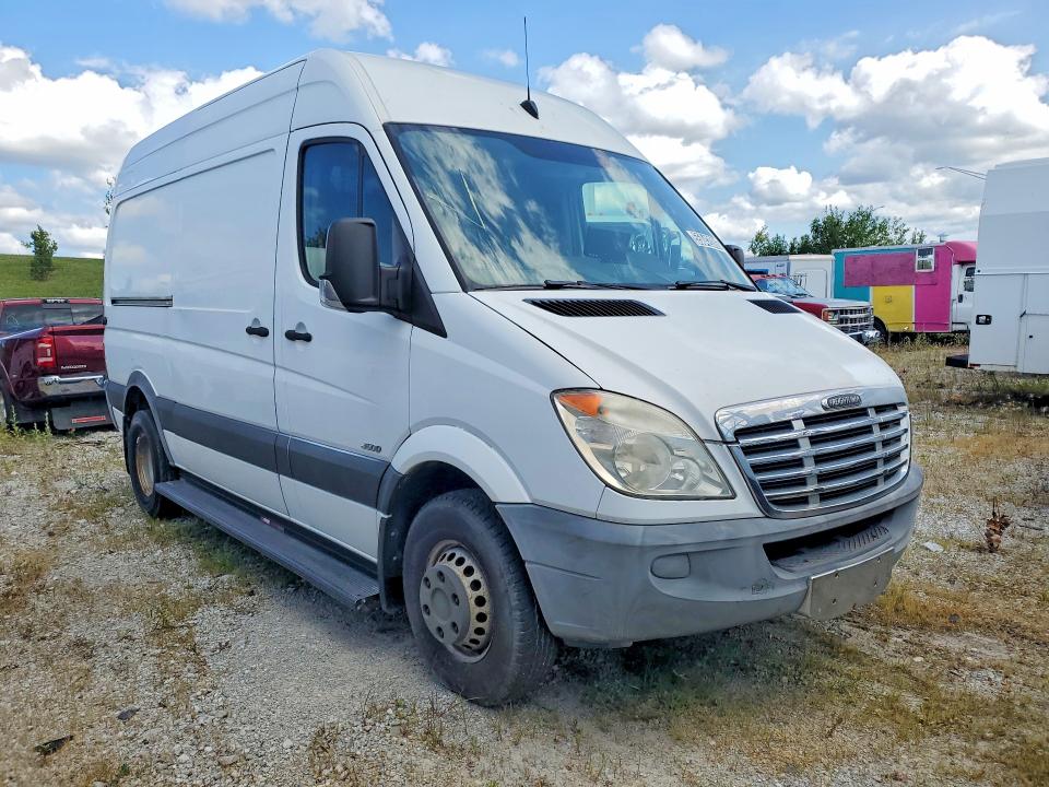 2013 Freightliner Sprinter VIN WDYPF0CC0D5815007 COPART salvage auction — NORMAL WEAR, IN - CERTIFICATE OF TITLE, sold $2,650 on 2026-07-28 (photo 4)