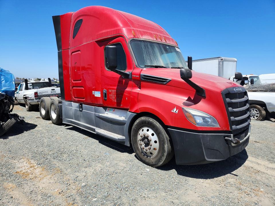 2019 Freightliner All other VIN 3AKJHHDR0KSKC2360 COPART salvage auction — MINOR DENT/SCRATCHES, CA - DIS/DLR/EXP ONLY CLEAN TITLE, sold $6,300 on 2026-07-31 (photo 4)
