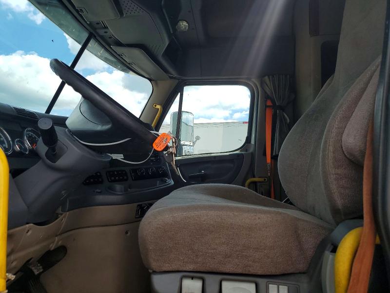 2017 Freightliner All other VIN 1FUJGLDR0HLJB5318 COPART salvage auction — MINOR DENT/SCRATCHES, NJ - CERTIFICATE OF TITLE, sold $7,800 on 2026-07-28 (photo 7)