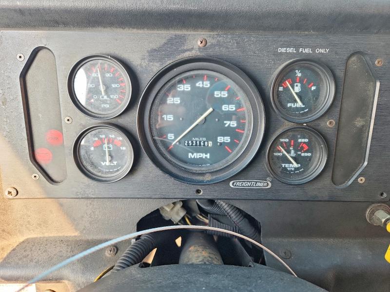 2001 Freightliner All other VIN 4UZAANBW41CH52900 COPART salvage auction — MECHANICAL, CT, sold $175 on 2026-08-13 (photo 9)