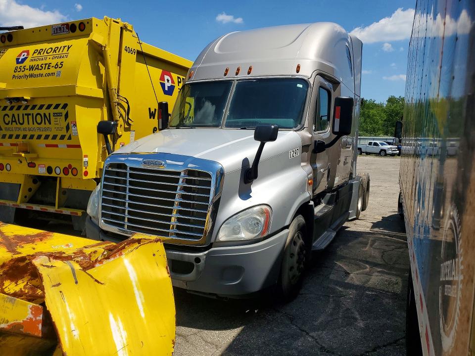 2017 Freightliner All other VIN 3AKJGLDR3HSHF0881 COPART salvage auction — MINOR DENT/SCRATCHES, CT, sold $1,000 on 2026-07-28 (photo 1)