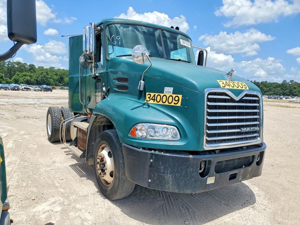 2015 Mack All other VIN 1M1AW01X2FM006933 COPART salvage auction — MINOR DENT/SCRATCHES, IN - CERTIFICATE OF TITLE, sold $2,900 on 2026-07-31 (photo 4)