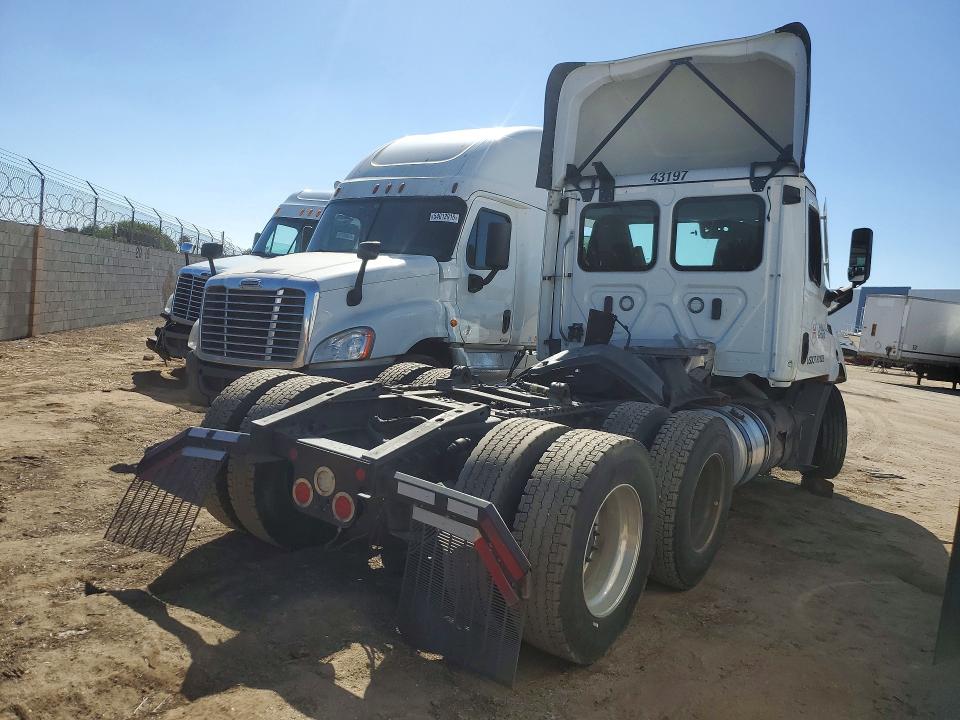 2023 Freightliner Cascadia VIN 1FUJHTDV4PLNY5039 COPART salvage auction — ALL OVER, IN - DIS/DLR/EXP ONLY CLEAN TITLE, sold $800 on 2026-10-22 (photo 3)