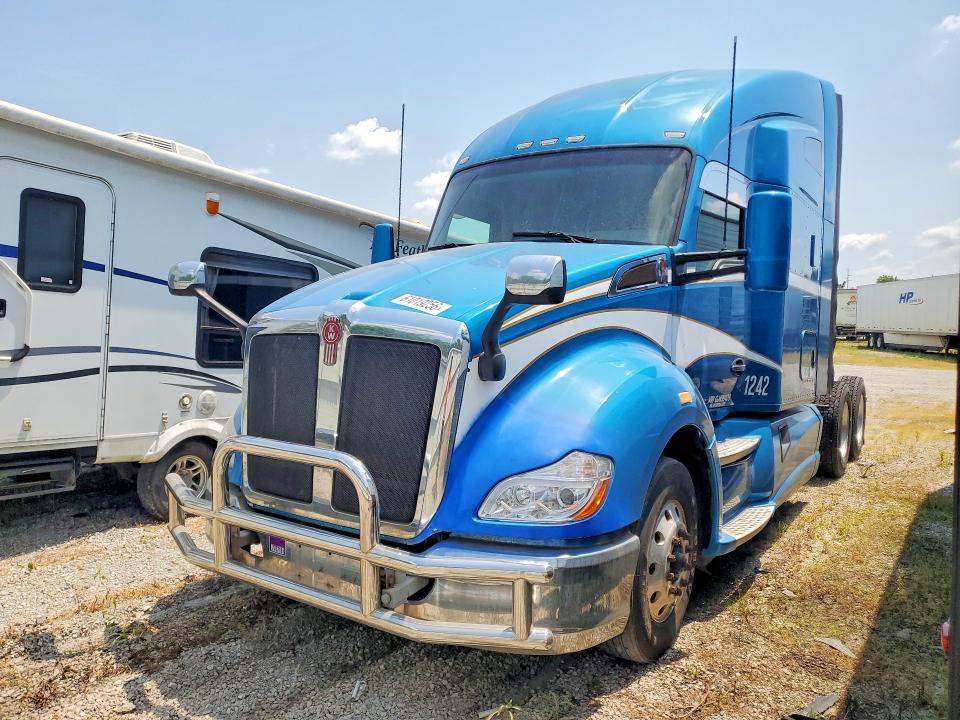 2016 Kenworth All other VIN 1XKYD49X4GJ499439 COPART salvage auction — NORMAL WEAR, IN - CERTIFICATE OF TITLE, sold $15,600 on 2026-08-18 (photo 1)