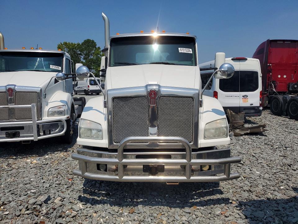 2017 Kenworth All other VIN 1XKZDP9X1HJ168602 COPART salvage auction — MINOR DENT/SCRATCHES, NC - DEALER ONLY CLEAN TITLE (P), sold $8,100 on 2026-07-28 (photo 5)