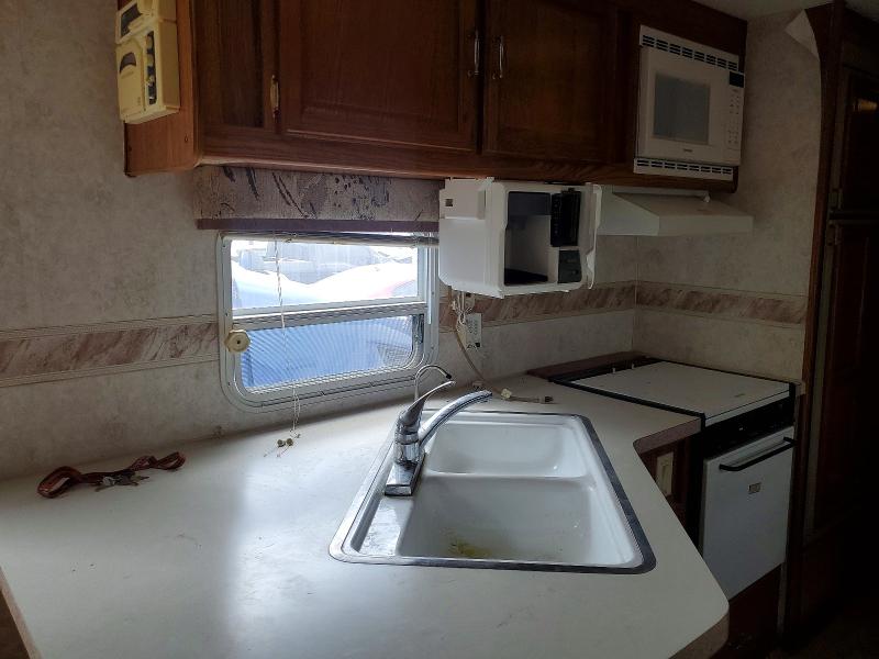 2000 Fleetwood Terry VIN 1EA1G312XY1581193 COPART salvage auction — NORMAL WEAR, CA - DIS/DLR/EXP ONLY CLEAN TITLE, sold $325 on 2026-07-28 (photo 9)