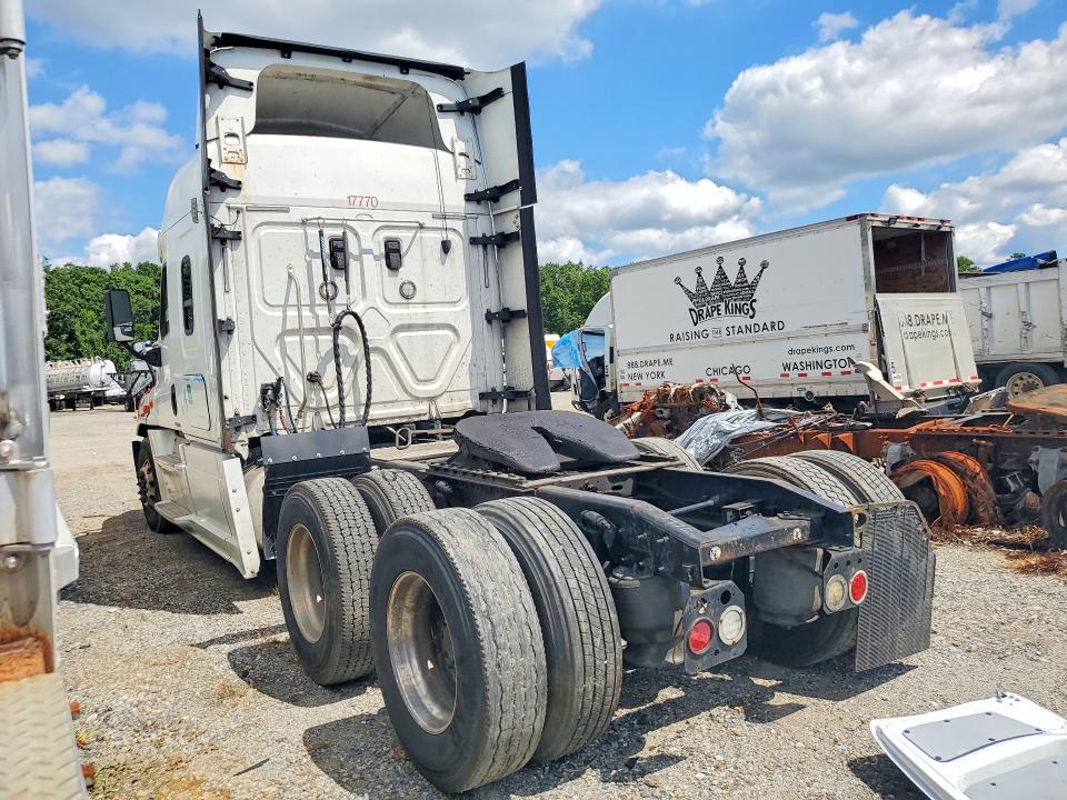 2017 Freightliner All other VIN 1FUJGLDR0HLJB5318 COPART salvage auction — MINOR DENT/SCRATCHES, NJ - CERTIFICATE OF TITLE, sold $7,800 on 2026-07-28 (photo 2)