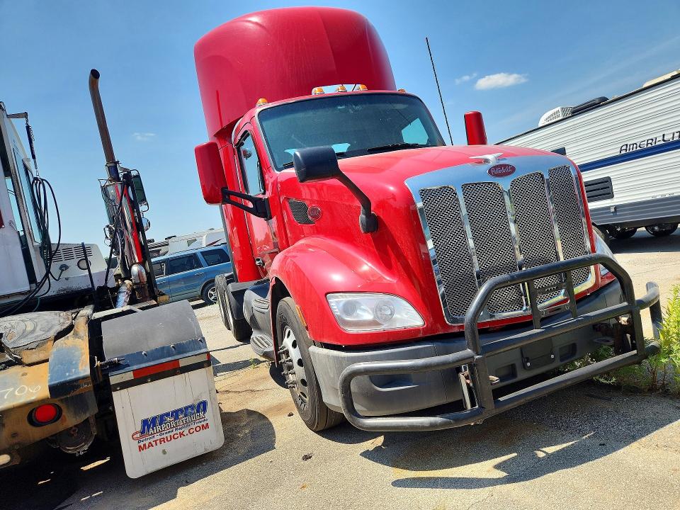 2021 Peterbilt All other VIN 1XPBD49X7MD756099 COPART salvage auction — MINOR DENT/SCRATCHES, TN - CERTIFICATE OF TITLE, sold $5,000 on 2026-07-28 (photo 4)