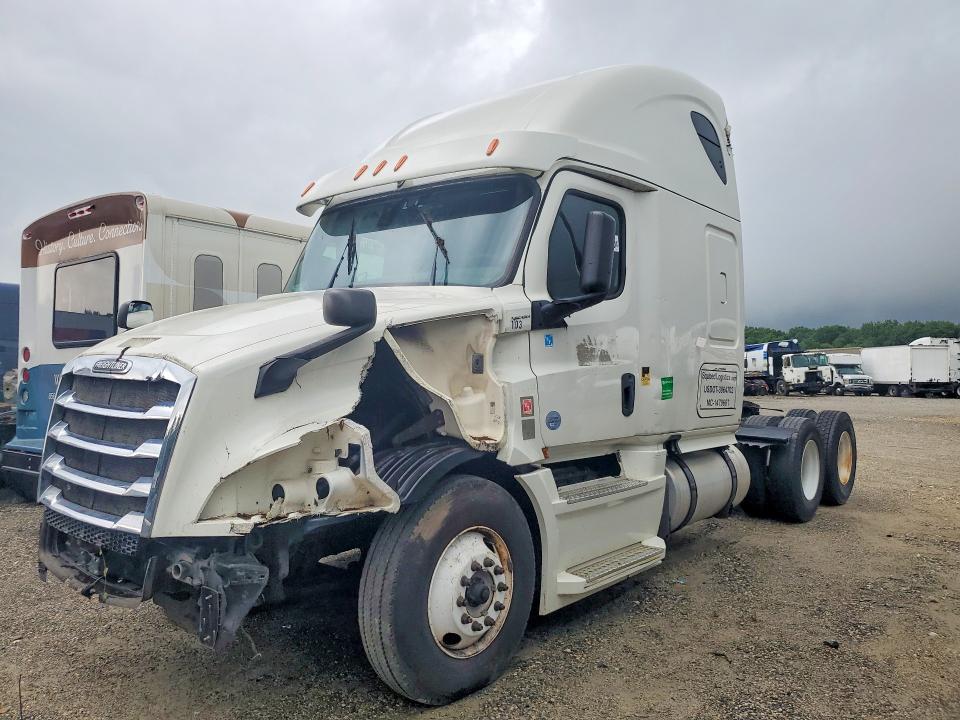 2018 Freightliner All other VIN 3AKJHHDR7JSKC8414 COPART salvage auction — MINOR DENT/SCRATCHES, NJ - CERTIFICATE OF TITLE, sold $2,600 on 2026-07-28 (photo 1)