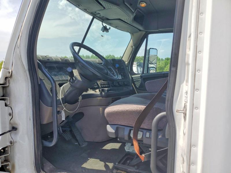 2015 Freightliner All other VIN 1FUBGEDV5FLGH4778 COPART salvage auction — NORMAL WEAR, ME - CERTIFICATE OF TITLE, sold $5,000 on 2026-08-11 (photo 7)