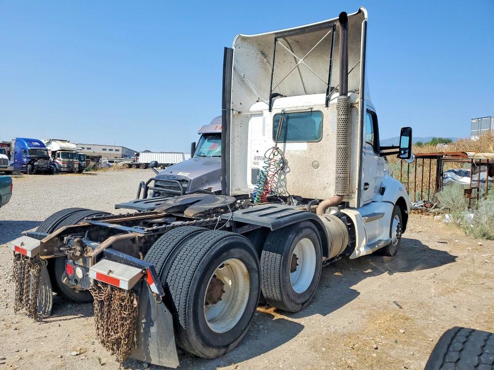 2014 Kenworth All other VIN 1XKYD49X2EJ412845 COPART salvage auction — NORMAL WEAR, IN - CERTIFICATE OF TITLE, sold $8,600 on 2026-08-18 (photo 3)