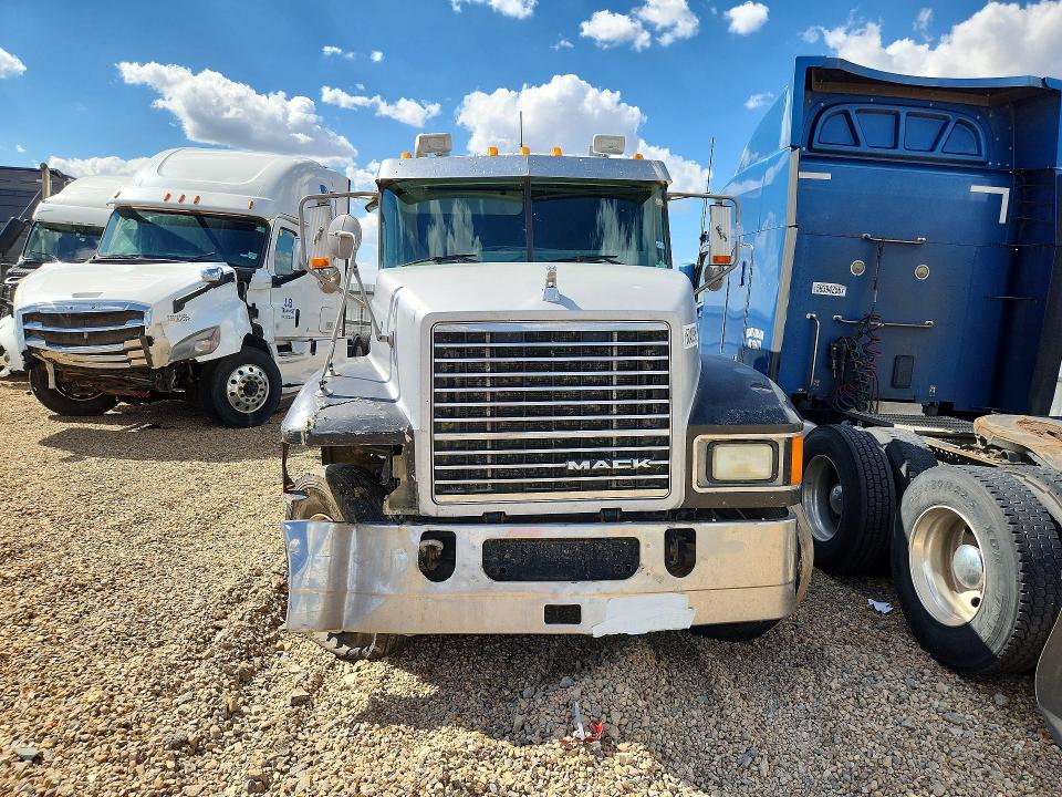 2011 Mack All other VIN 1M1AN09YXBM008312 COPART salvage auction — FRONT END, TX - SALVAGE VEHICLE TITLE (P), sold $300 on 2026-07-30 (photo 5)