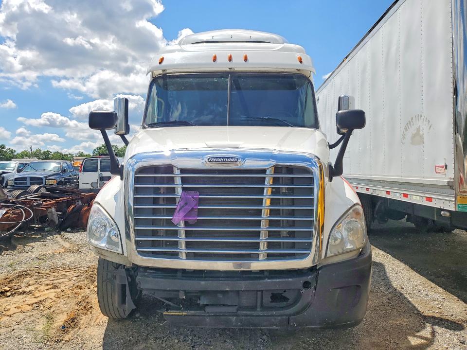 2017 Freightliner All other VIN 1FUJGLDR0HLJB5318 COPART salvage auction — MINOR DENT/SCRATCHES, NJ - CERTIFICATE OF TITLE, sold $7,800 on 2026-07-28 (photo 5)