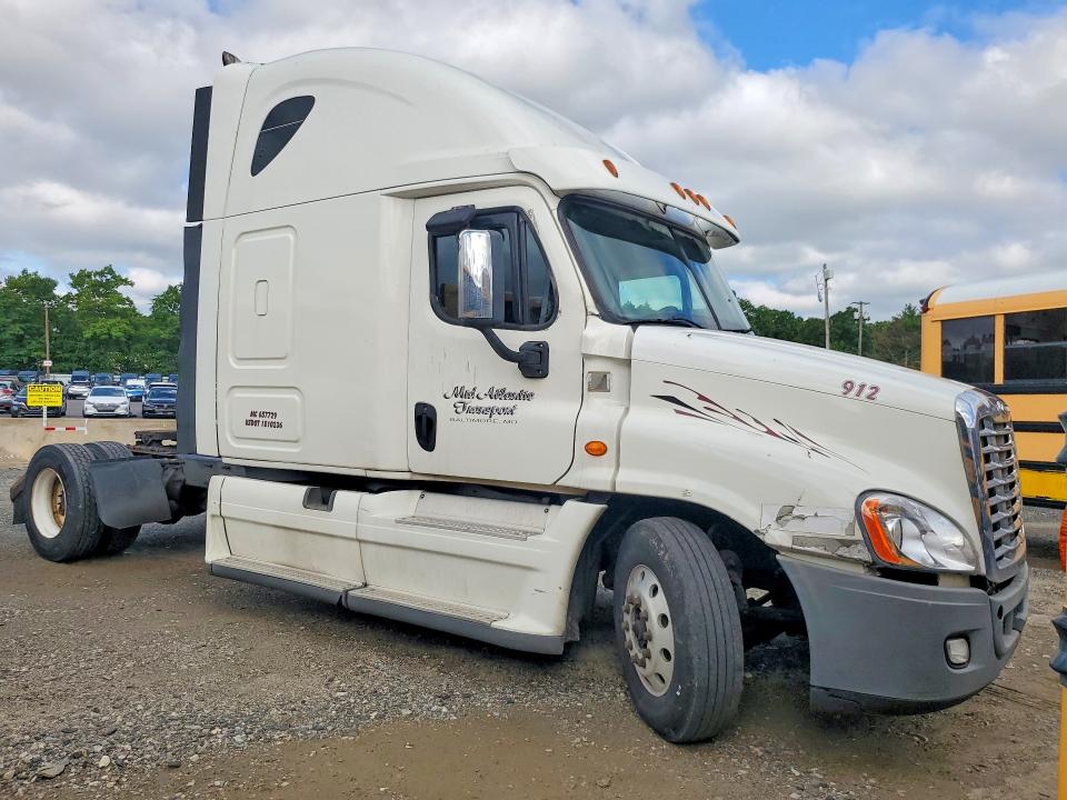 2014 Freightliner All other VIN 1FUBGLD65ELFV3359 COPART salvage auction — MINOR DENT/SCRATCHES, CT, sold $1,050 on 2026-07-23 (photo 4)