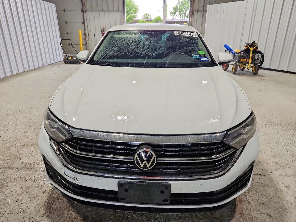 2024 Volkswagen Jetta VIN 3VW5M7BU8RM095840 COPART salvage auction — NORMAL WEAR, Tx - Certificate Of Title (P), sold $13,200 on 2026-08-11 (photo 5)
