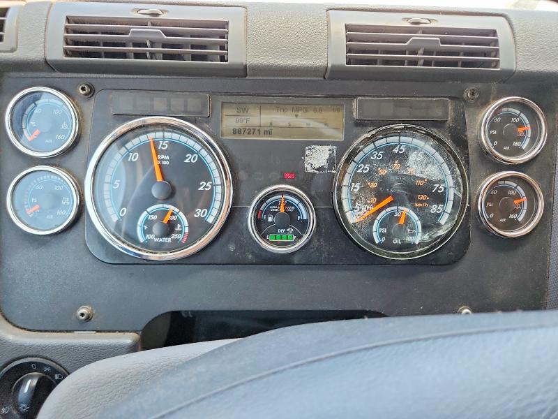 2015 Freightliner All other VIN 3AKJGLD5XFSGA7727 COPART salvage auction — MINOR DENT/SCRATCHES, CA - DIS/DLR/EXP ONLY CLEAN TITLE, sold $3,250 on 2026-08-11 (photo 9)