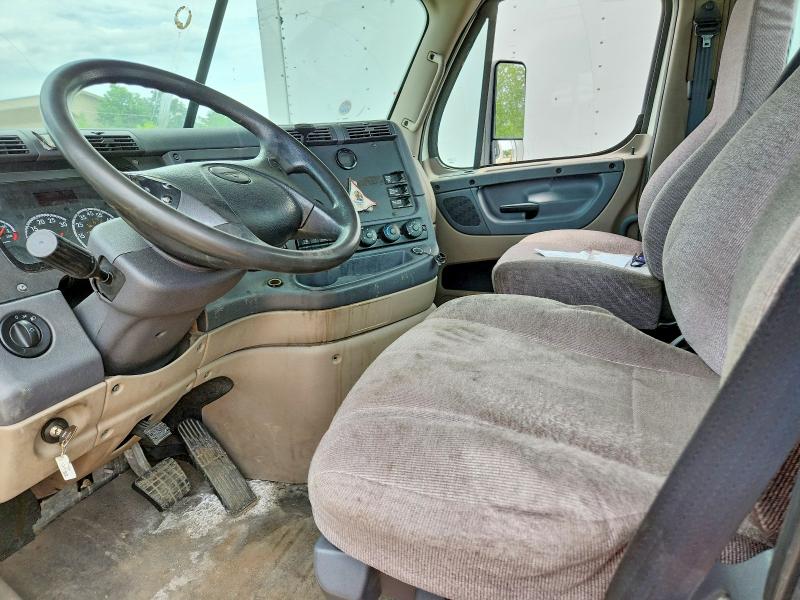 2015 Freightliner All other VIN 3AKJGEDV1FDGL1550 COPART salvage auction — NORMAL WEAR, CR, sold $1,200 on 2026-09-08 (photo 8)