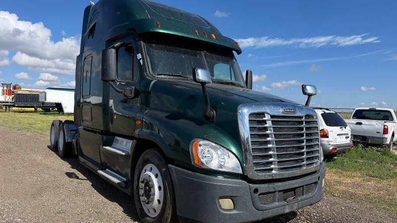 2015 Freightliner All other VIN 3AKJGLD65FSGC4864 COPART salvage auction — MINOR DENT/SCRATCHES, TX - CERTIFICATE OF TITLE (P), sold $1,100 on 2026-07-31 (photo 1)