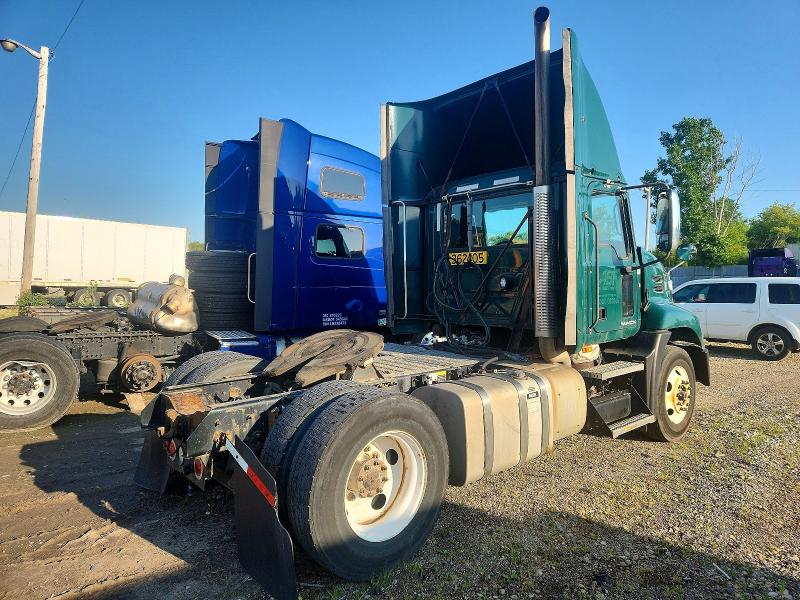 2017 Mack Cxu612 VIN 1M1AW01XXHM009713 COPART salvage auction — MINOR DENT/SCRATCHES, OK - CERTIFICATE OF TITLE (P), sold $1,600 on 2026-08-19 (photo 4)