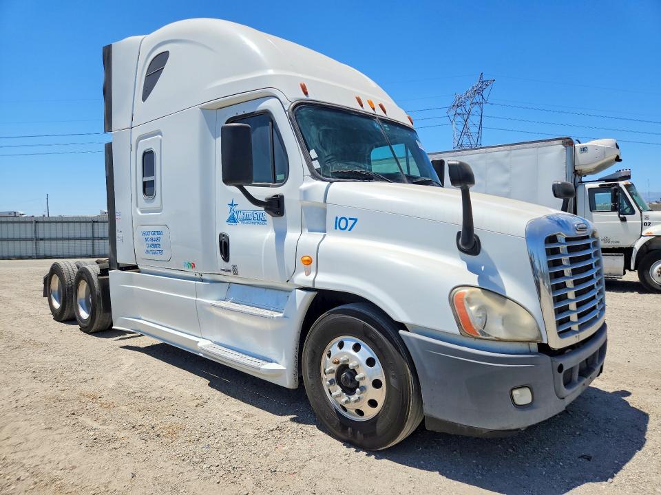 2015 Freightliner All other VIN 3AKJGLD5XFSGA7727 COPART salvage auction — MINOR DENT/SCRATCHES, CA - DIS/DLR/EXP ONLY CLEAN TITLE, sold $3,250 on 2026-08-11 (photo 4)