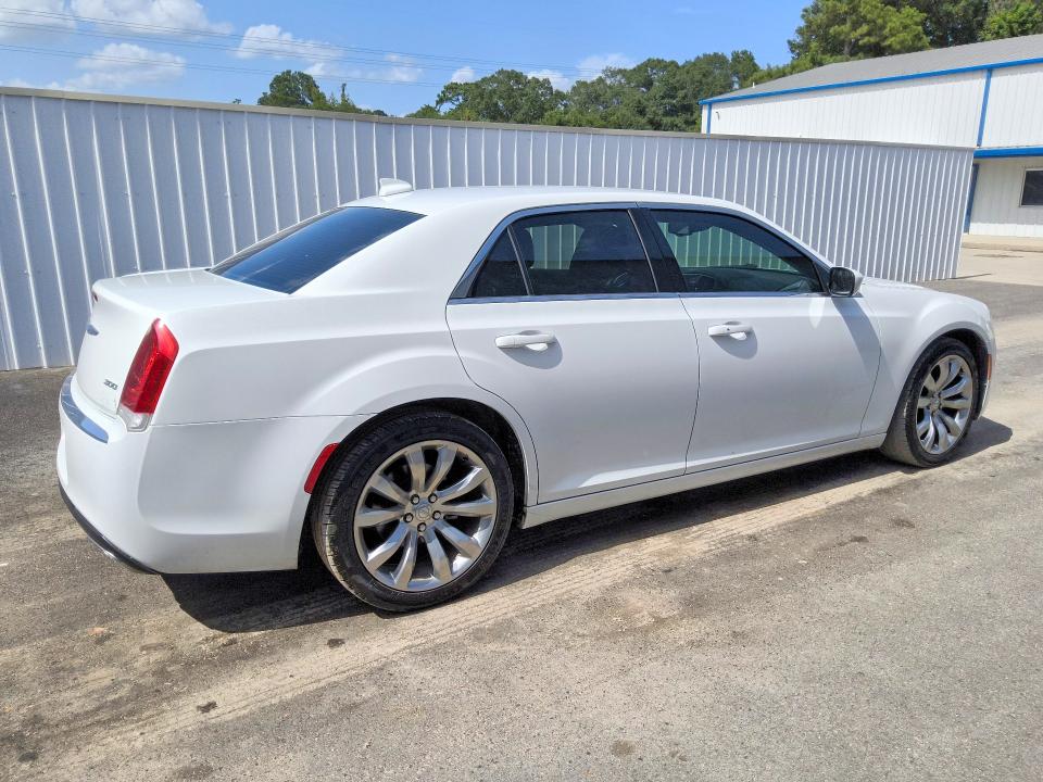 2018 Chrysler 300 VIN 2C3CCAAG6JH314159 COPART salvage auction — MINOR DENT/SCRATCHES, LA - CERTIFICATE OF TITLE, sold $9,000 on 2026-08-20 (photo 3)