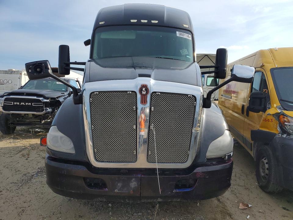 2018 Kenworth All other VIN 1XKYDP9X6JJ179998 COPART salvage auction — MINOR DENT/SCRATCHES, CT, sold $10,600 on 2026-07-28 (photo 5)