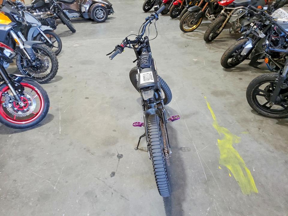 2024 Surron Light bee VIN HU3S1YWB9P0010483 COPART salvage auction — VANDALISM, OR - SALVAGE TITLE CERTIFICATE, sold $1,200 on 2026-07-23 (photo 4)