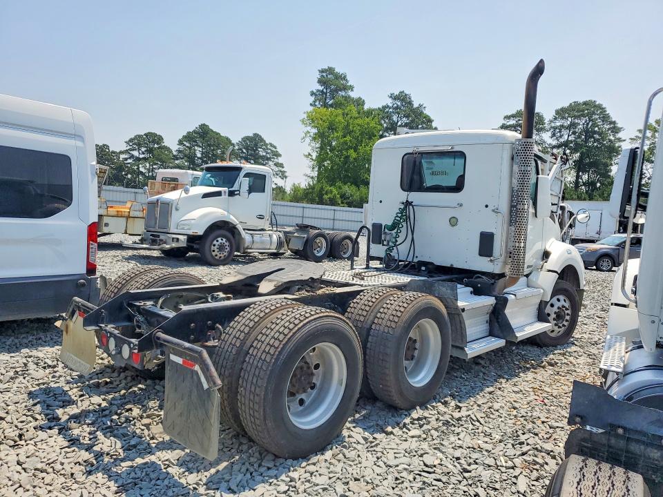 2017 Kenworth All other VIN 1XKZDP9X1HJ168602 COPART salvage auction — MINOR DENT/SCRATCHES, NC - DEALER ONLY CLEAN TITLE (P), sold $8,100 on 2026-07-28 (photo 3)