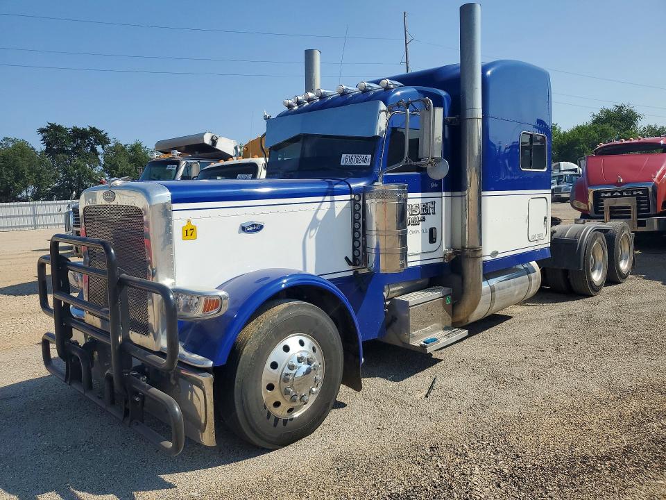 2010 Peterbilt 389 VIN 1NPXD49X7AD101713 — COPART salvage auction photo