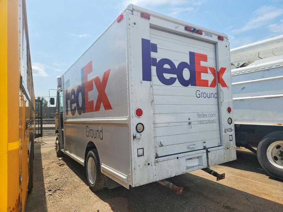 2000 Frht - freightliner VIN 4UZA4FA44YCG41934 COPART salvage auction — MECHANICAL, CT, sold $125 on 2026-08-10 (photo 2)