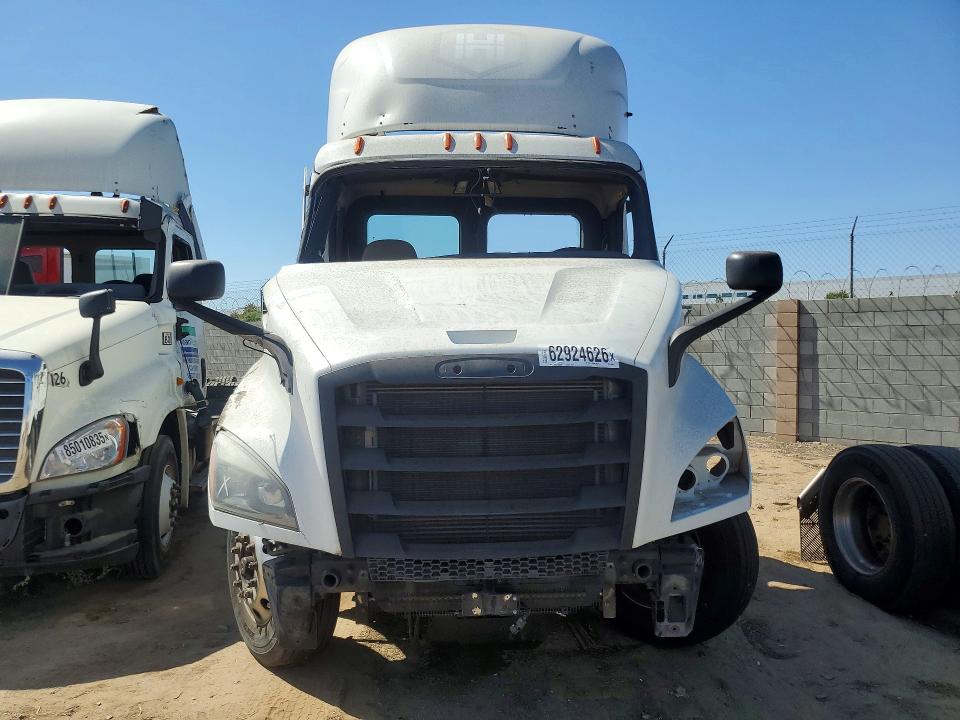 2021 Freightliner Cascadia VIN 3AKJHTDV3MDMS8011 COPART salvage auction — STRIPPED, IN - DIS/DLR/EXP ONLY CLEAN TITLE, sold $150 on 2026-10-20 (photo 5)