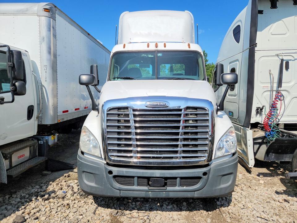 2015 Freightliner All other VIN 1FUJGEDV2FLGJ9768 COPART salvage auction — NORMAL WEAR, CT, sold $3,150 on 2026-08-11 (photo 5)