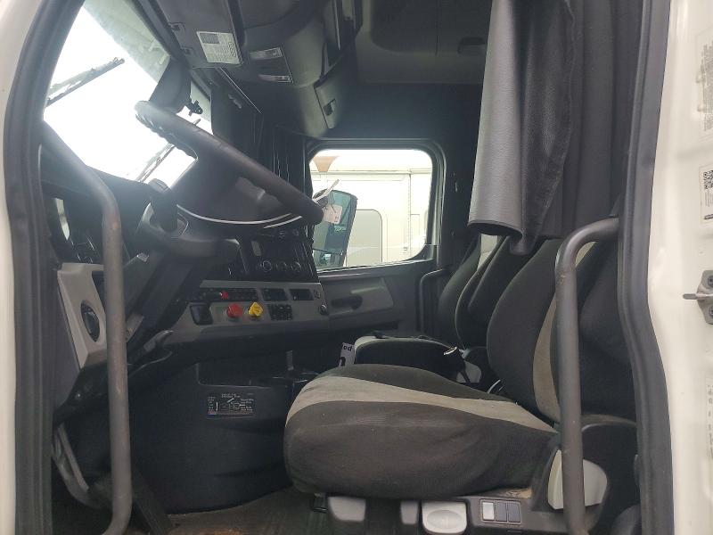 2018 Freightliner All other VIN 3AKJHHDR7JSKC8414 COPART salvage auction — MINOR DENT/SCRATCHES, NJ - CERTIFICATE OF TITLE, sold $2,600 on 2026-07-28 (photo 7)