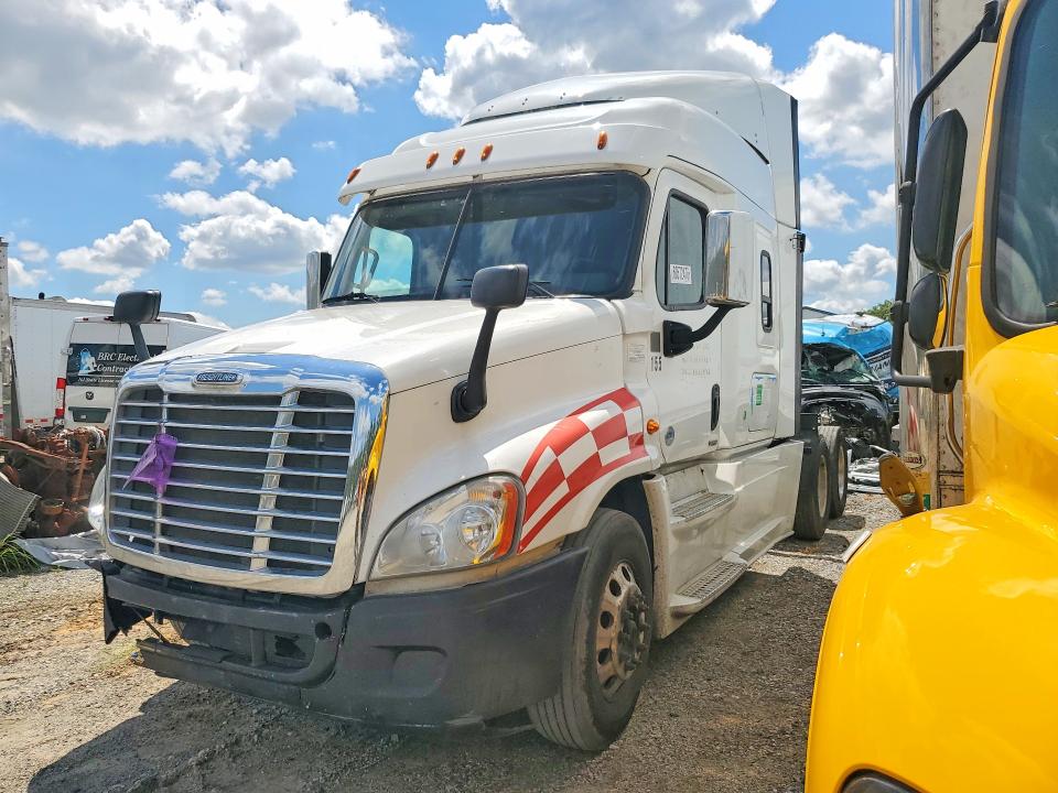 2017 Freightliner All other VIN 1FUJGLDR0HLJB5318 COPART salvage auction — MINOR DENT/SCRATCHES, NJ - CERTIFICATE OF TITLE, sold $7,800 on 2026-07-28 (photo 1)