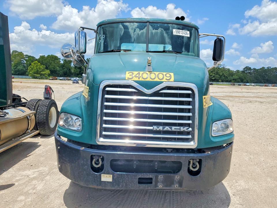 2015 Mack All other VIN 1M1AW01X2FM006933 COPART salvage auction — MINOR DENT/SCRATCHES, IN - CERTIFICATE OF TITLE, sold $2,900 on 2026-07-31 (photo 5)