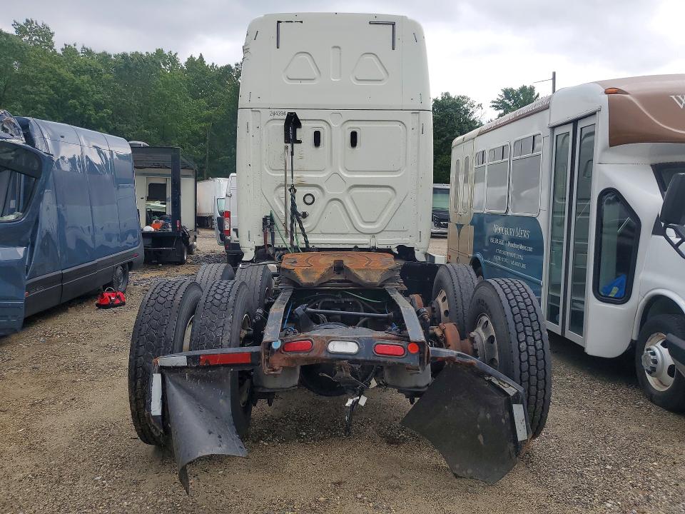 2018 Freightliner All other VIN 3AKJHHDR7JSKC8414 COPART salvage auction — MINOR DENT/SCRATCHES, NJ - CERTIFICATE OF TITLE, sold $2,600 on 2026-07-28 (photo 6)