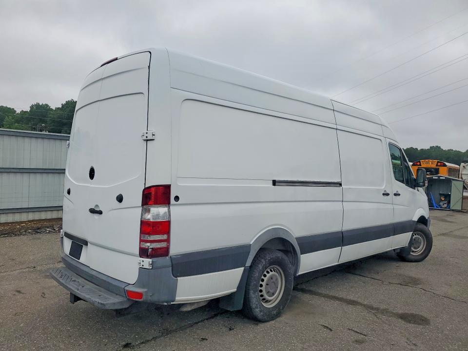 2015 Freightliner Sprinter VIN WDYPE8DC7F5976943 COPART salvage auction — NORMAL WEAR, RC, sold $8,400 on 2026-08-14 (photo 3)