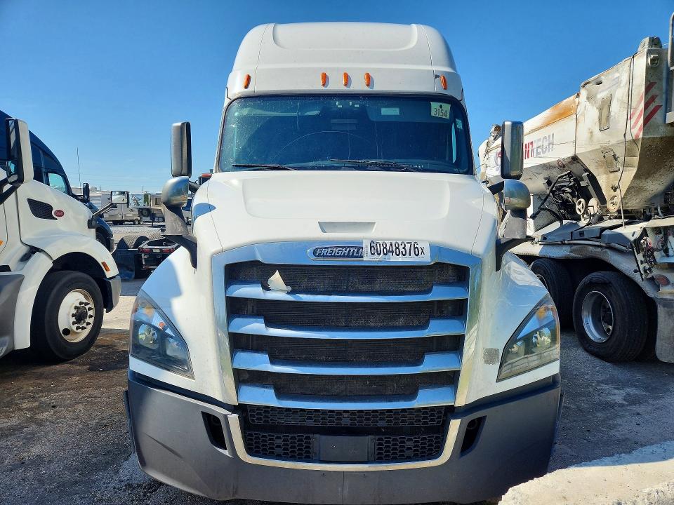 2020 Freightliner All other VIN 3AKJHHDR2LSKW8942 COPART salvage auction — MINOR DENT/SCRATCHES, FL - CERTIFICATE OF TITLE, sold $9,300 on 2026-08-25 (photo 5)