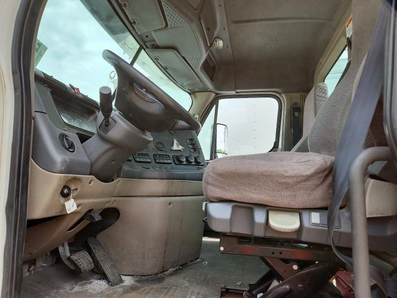 2015 Freightliner All other VIN 3AKJGEDV1FDGL1550 COPART salvage auction — NORMAL WEAR, CR, sold $1,200 on 2026-09-08 (photo 7)