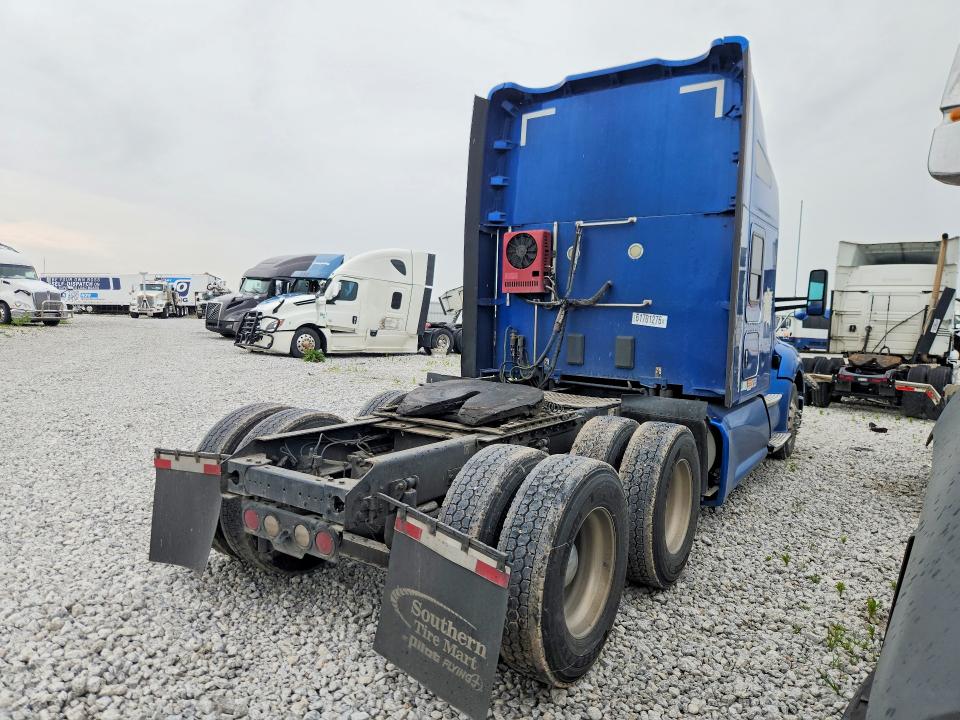2017 Kenworth T680 VIN 1XKYD49X3HJ108606 COPART salvage auction — SIDE, CT, sold $16,200 on 2026-09-01 (photo 3)