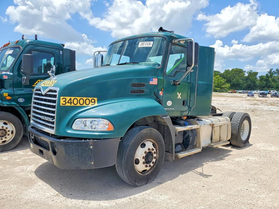 2015 Mack All other VIN 1M1AW01X2FM006933 COPART salvage auction — MINOR DENT/SCRATCHES, IN - CERTIFICATE OF TITLE, sold $2,900 on 2026-07-31 (photo 1)