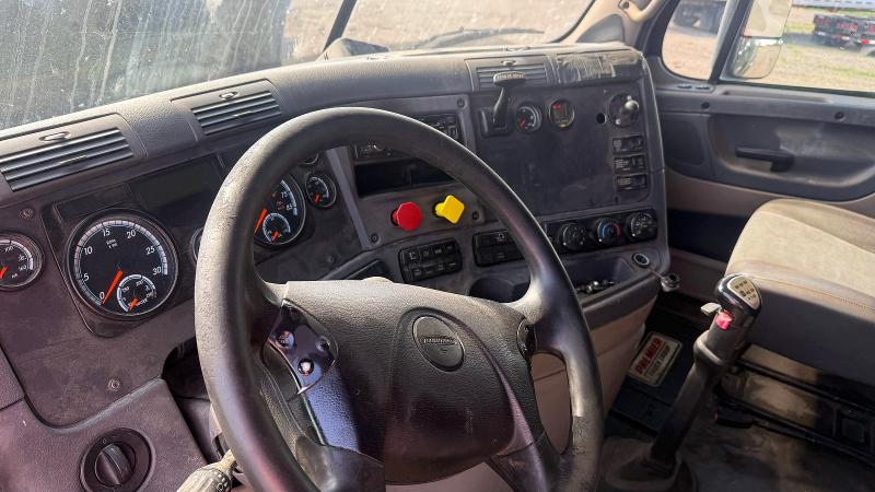 2015 Freightliner All other VIN 3AKJGLD65FSGC4864 COPART salvage auction — MINOR DENT/SCRATCHES, TX - CERTIFICATE OF TITLE (P), sold $1,100 on 2026-07-31 (photo 9)
