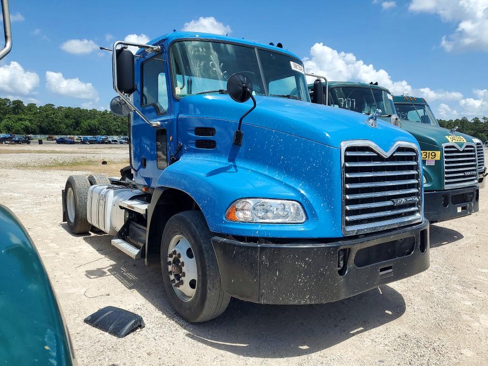 2015 Mack All other VIN 1M1AW01X3FM007086 COPART salvage auction — MINOR DENT/SCRATCHES, IN - CERTIFICATE OF TITLE, sold $5,000 on 2026-07-31 (photo 4)