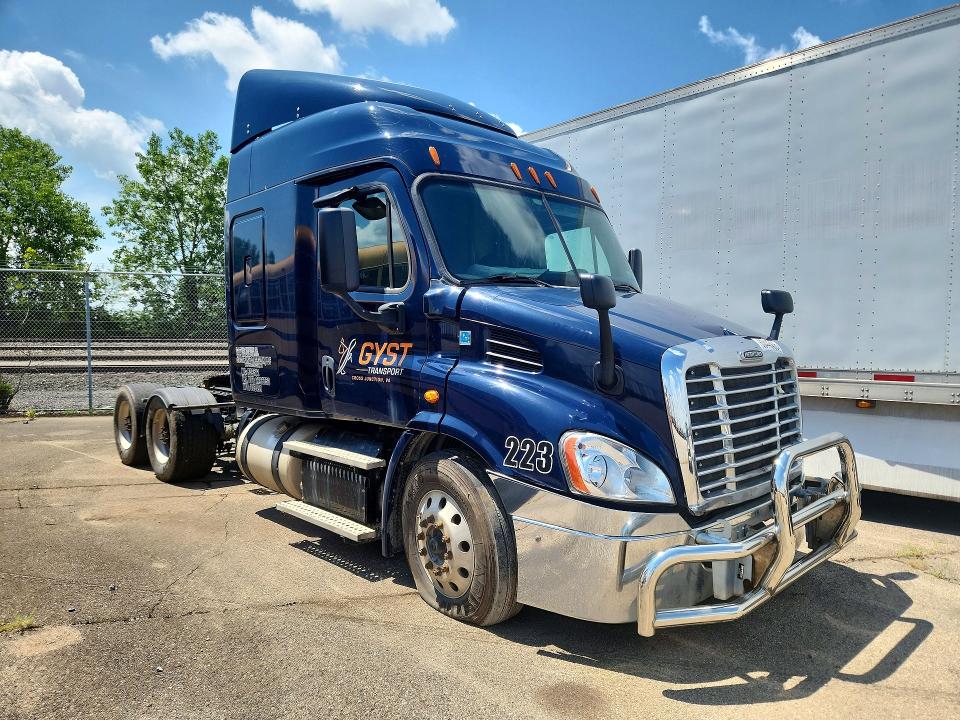 2017 Freightliner All other VIN 3AKJGHDV8HSHL9194 COPART salvage auction — MINOR DENT/SCRATCHES, CT, sold $1,850 on 2026-07-21 (photo 4)