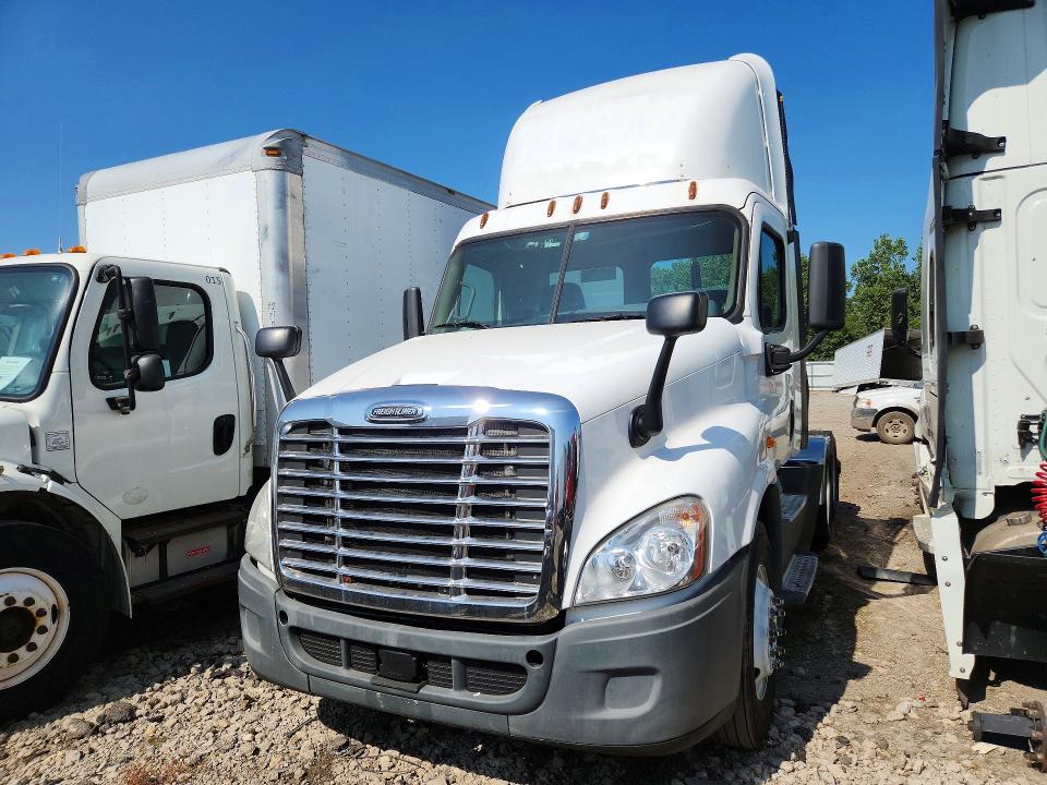 2015 Freightliner All other VIN 1FUJGEDV2FLGJ9768 COPART salvage auction — NORMAL WEAR, CT, sold $3,150 on 2026-08-11 (photo 1)