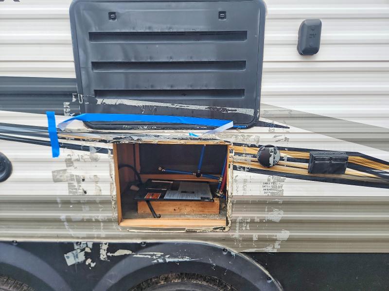 2019 Jaco jay flight Trv trail VIN 1UJBJ0BN8K75U0172 COPART salvage auction — SIDE, IL - SALVAGE CERTIFICATE, sold $1,550 on 2026-07-30 (photo 9)